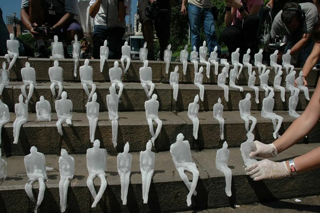 Человек растаял. Неле Азеведо. Неле Азеведо тающие люди. Ледяные статуи nele Azevedo. Бразильская художница и скульптор Неле Азеведо.