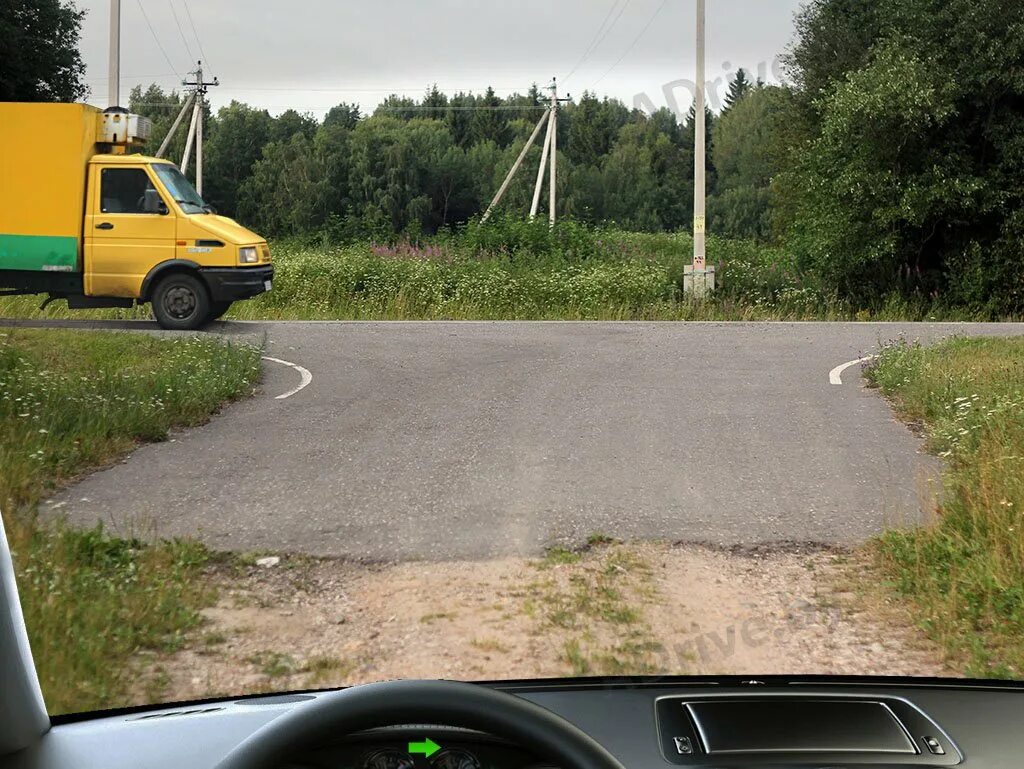 Покрытия дорог на перекрестке. Перекресток с грунтовой дорогой. Перекрестки на грунтовой дороге. Выезжая с грунтовой дороги на перекресток. Выезд на главную дорогу с грунтовой.