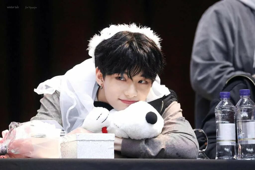 маленький хенджин. хён джин stray kids. хёнджин оддинари. хенджин скзу. игрушка хенджина.