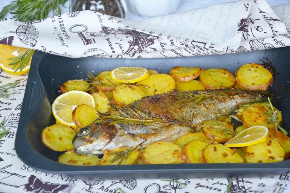 Как вкусно запечь форель целиком в духовке. Форель запечённая в духовке с картофелем. форель в духовке целиком с картофелем. форель запеченная в духовке целиком с картошкой. речная форель в духовке.
