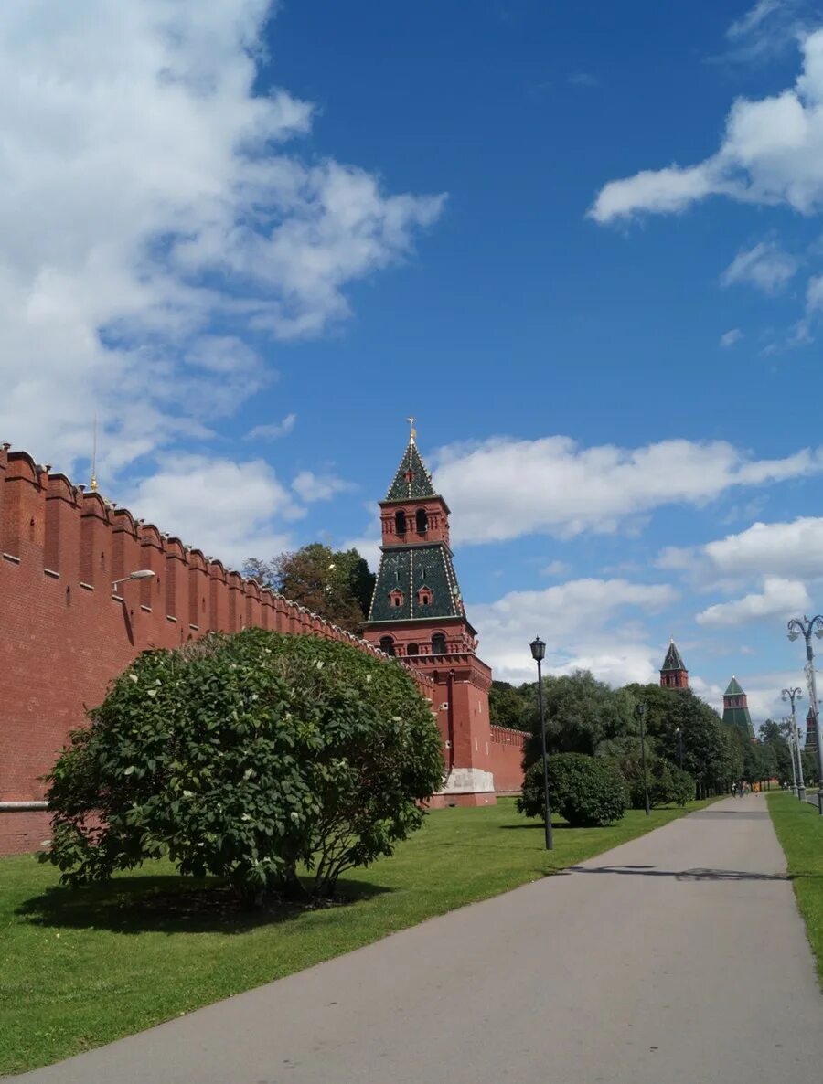 Благовещенская башня Кремля. Башни Московского Кремля. Ров вокруг Московского Кремля. Башни Кремля на набережной.