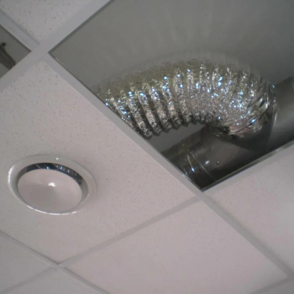 Вентиляция натяжной в ванне. Диффузоры ДПУ-М В натяжном потолке. Потолочная вентиляция Электролюкс. Вентиляция в потолке в санузле. Вентиляция в подвесном потолке.