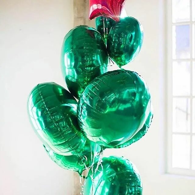 Красные и зеленый шары. Изумрудные шары воздушные. Салатовые шары воздушные гелевые. Зелёные шары воздушные композиции. Гелевые шарики зеленого цвета.
