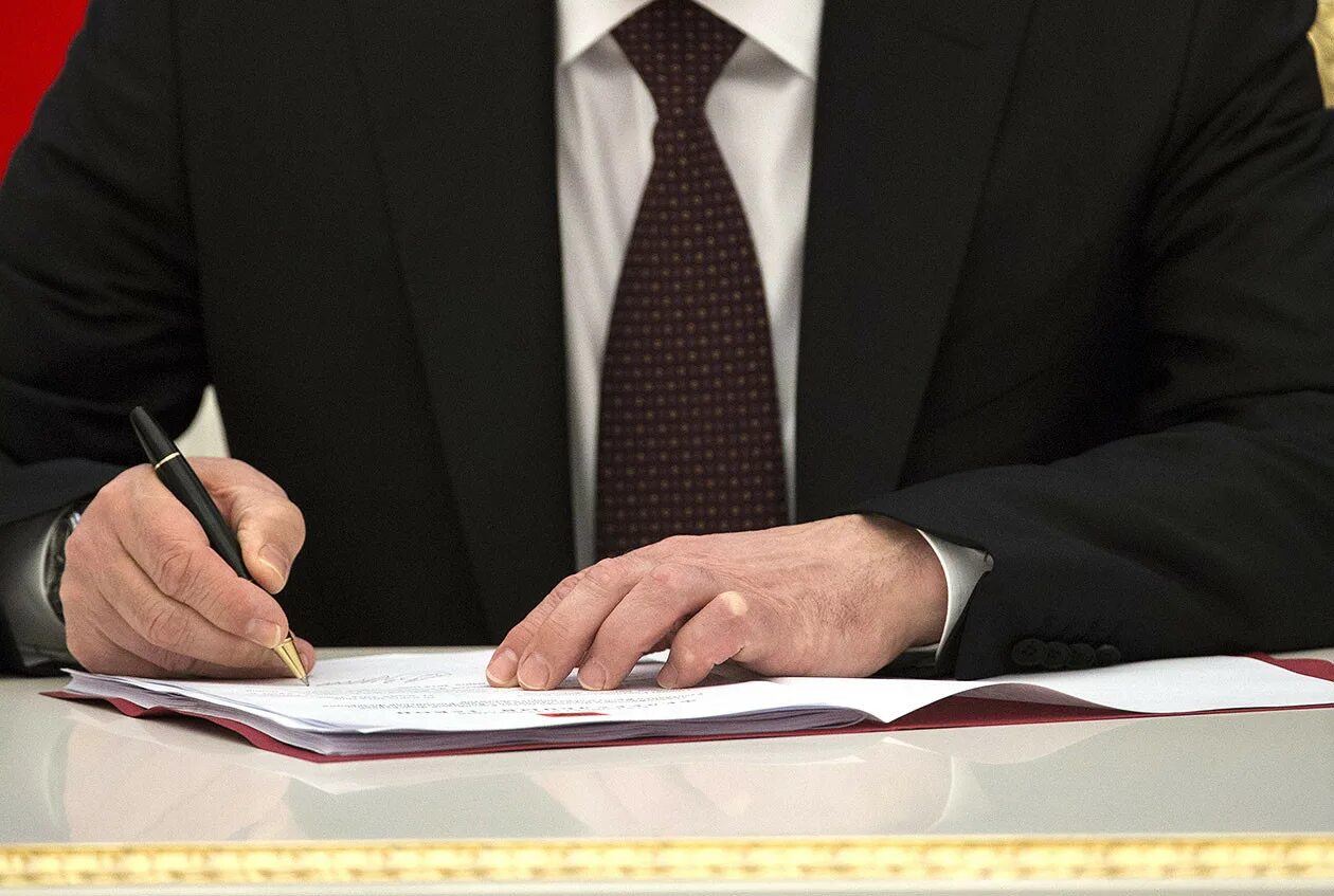 Подписание законов осуществляет. Подписал указ. подписание закона. подписание указа. подписан закон.