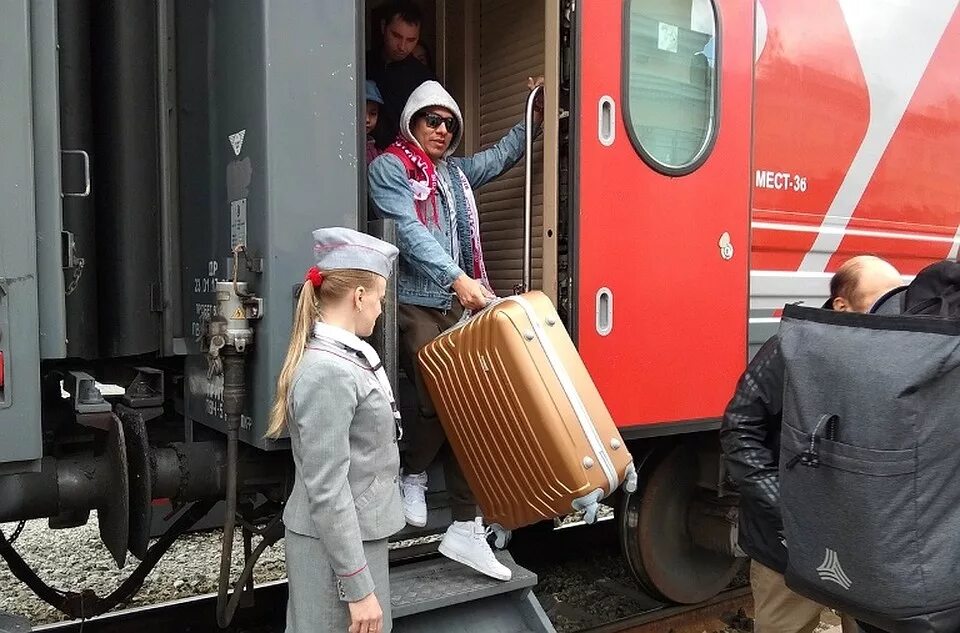 Можно ли приехать на поезде. Поезд приехал. Человек приехал на поезде. Приезжающий поезд. Электричка приехала.