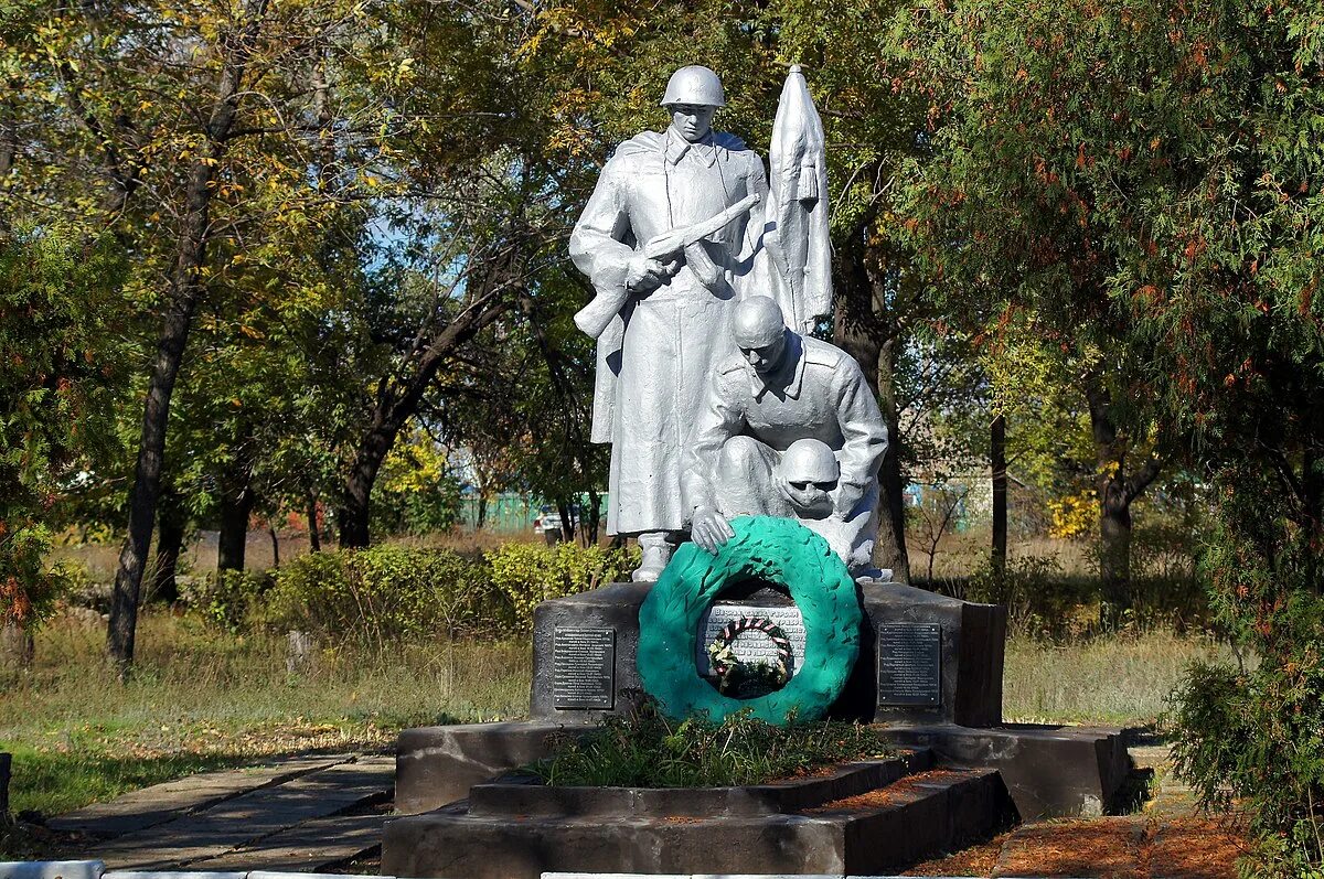 Город Вахрушево Луганская область. Братская могила в городе Вахрушево. Памятник Братская могила Луганск. Памятники в Луганской области.