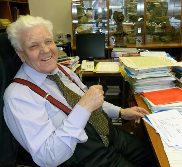 ученый геолог