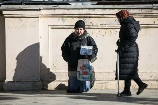 Одежда нищего 6 букв. Грустные россияне. Закупка одежды нищим. Свыше трети.