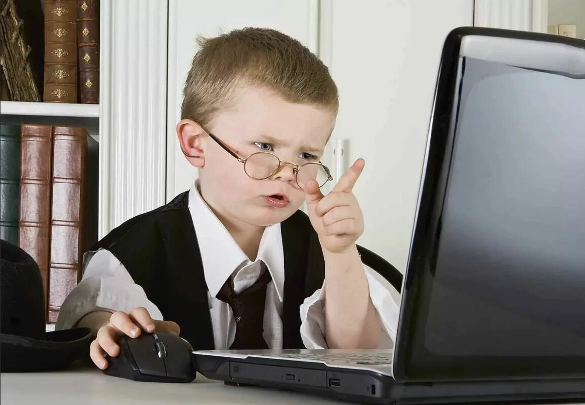 Человек видео для детей. Ребенок за компьютером. Компьютер для детей. Современный ученик. Компьютер для школьника.