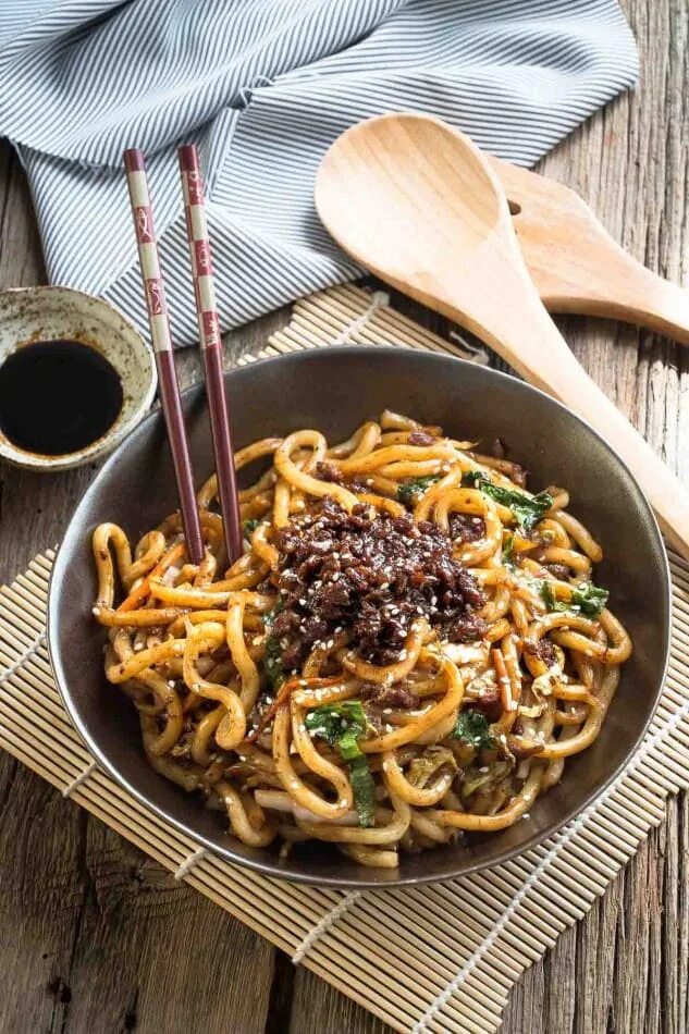 Стиль лапша. Китайская лапша Braised Pork Ribs Noodle. Stir Fried Shanghai Noodles. Азиатская кухня. Средняя азиатская кухня.