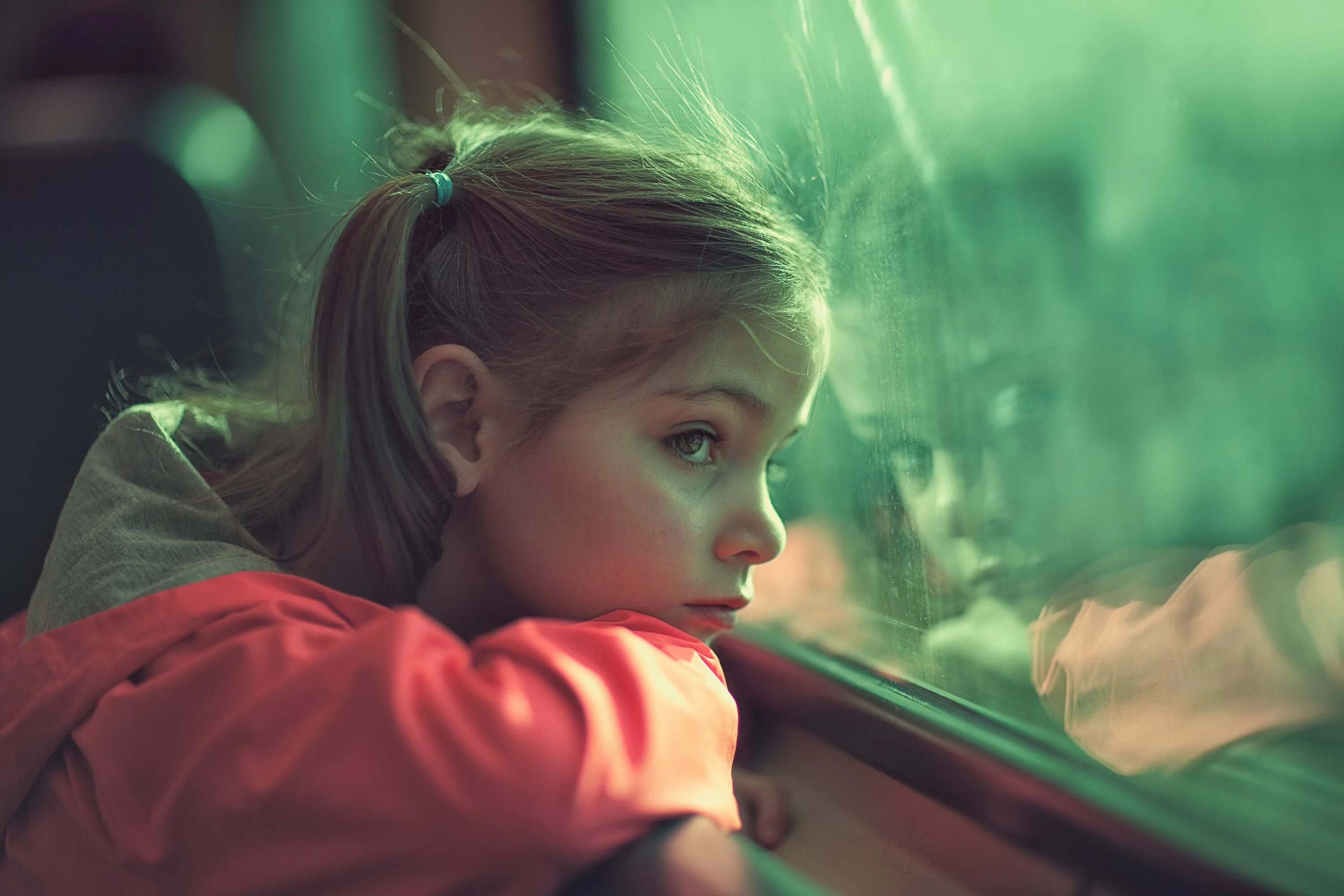 Little look. Фото лица дети печаль. Sad child Window. Girl looking down. Issue little