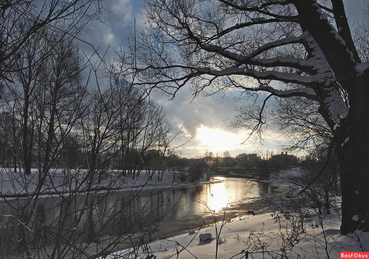 Как охта изменяется в разные времена года. Река в разные времена года. Как река волга изменяется зимой. Река летом и зимой. Река охта всеволожский район.