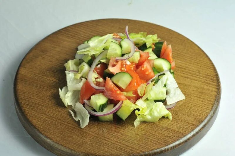 салат айсберг огурец перец. салат огурцы помидоры салат айсберг. салат руккола айсберг помидор. салаты приготовление с салатом айсберг. салат с огурцом и салатом айсберг.