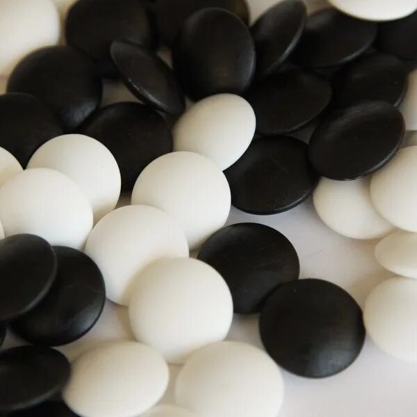 Игра черно белые камни на доске. Черный и белый камешки. Белые и черные камни. Галька белая и черная. Черные и белые камушки.