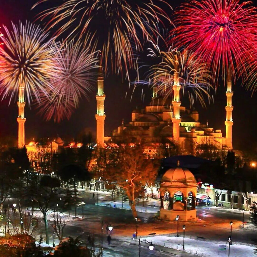 Turkey new. Салют в Стамбуле. Стамбул новый год. Новый год в Турции. Фейерверки в Стамбуле.