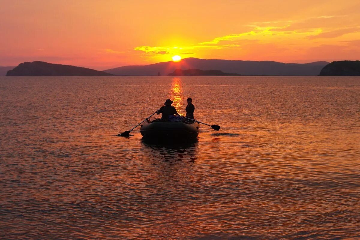 Деревянная лодка в море. Фотосессия в лодке. Лодка плывет. Отплыв от берега. Лодка в море ночью.