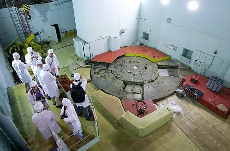 Крупнейшие аэс в мире. Обнинская аэс 1954. Атомные аэс в мире. Запорожская аэс градирни. Обнинская аэс.