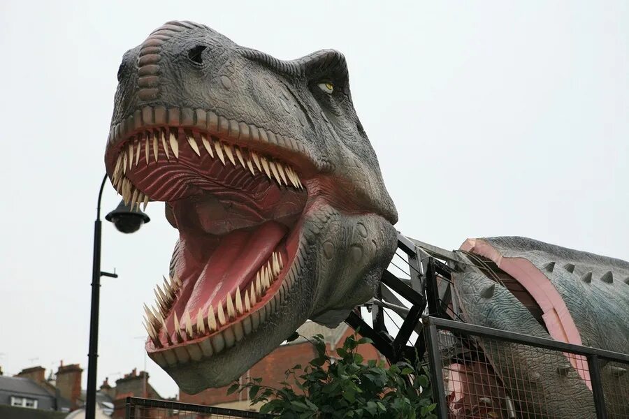 Нашествие динозавров. Динозавр в Лондоне. Динозавры захватили город. Париж захватывают динозавры.