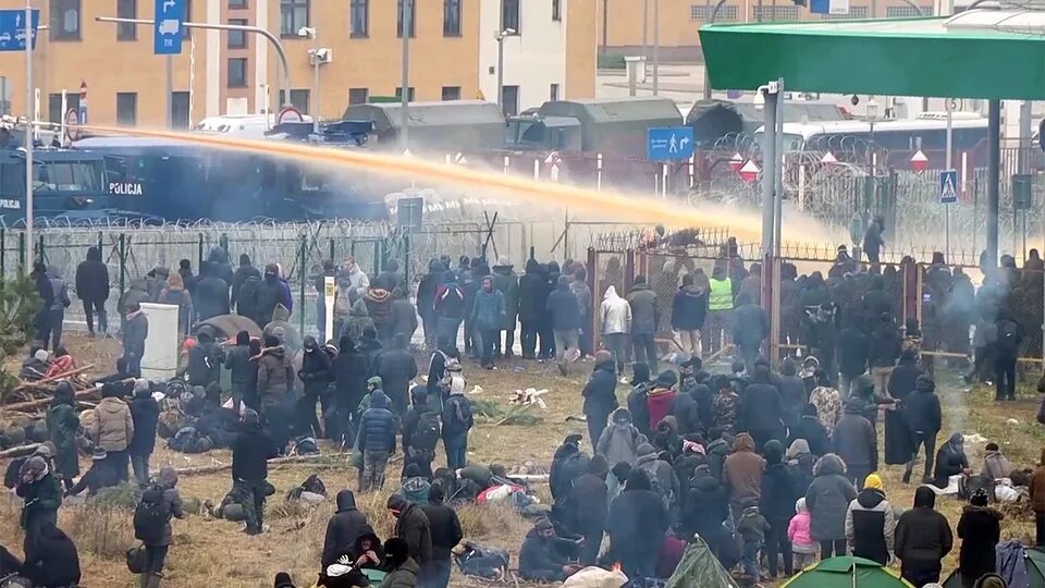 Толпа беженцы на границе. Беженцы в польше. Беженцы на границе белоруссии и польши 2021. Белоруссия новости что происходит на границе. Белоруссия новости что происходит на границе.