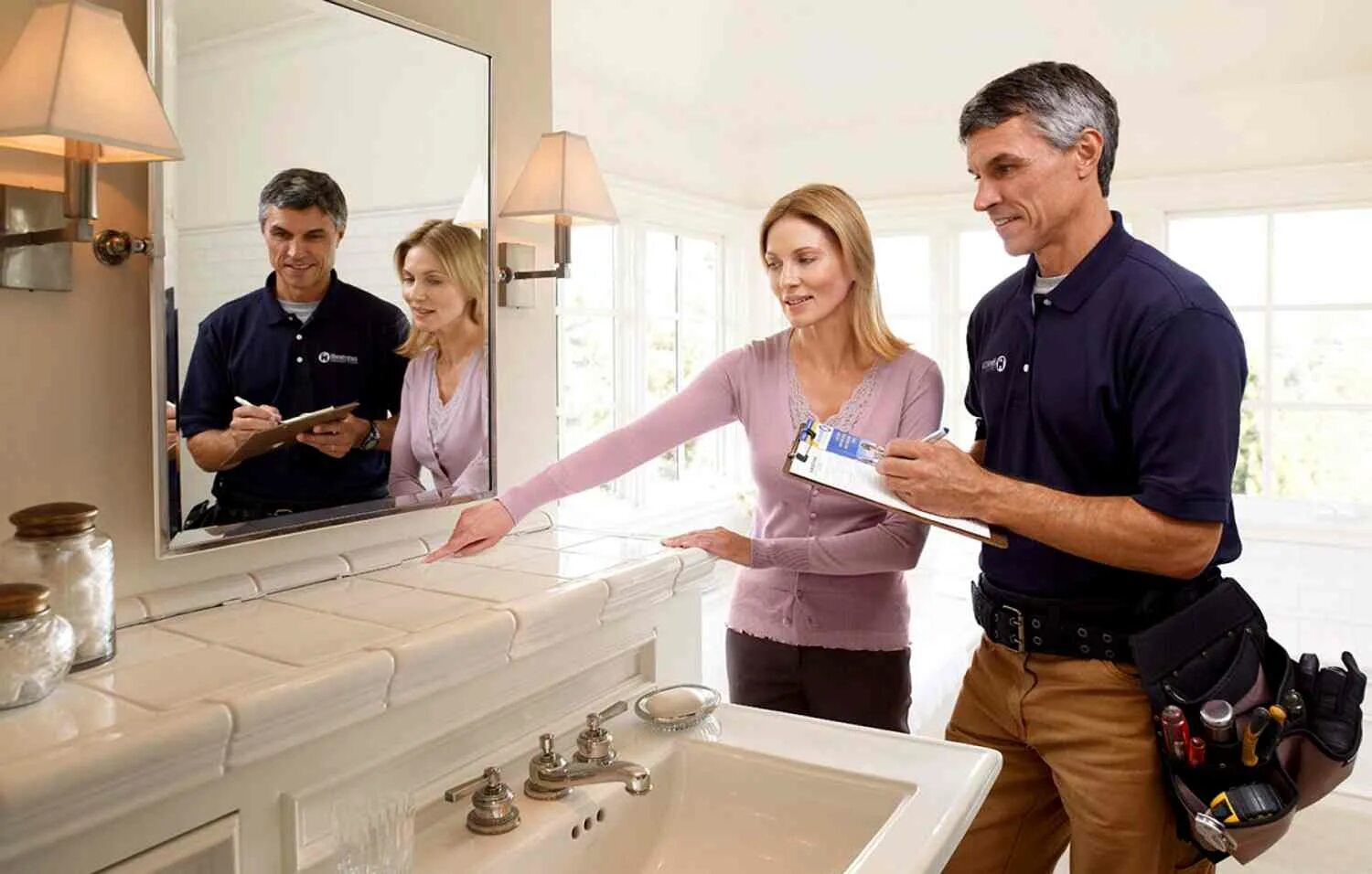 семья делает ремонт. стройка и строители. помощь ремонте дома. люди в квартире. помощь ремонте дома.