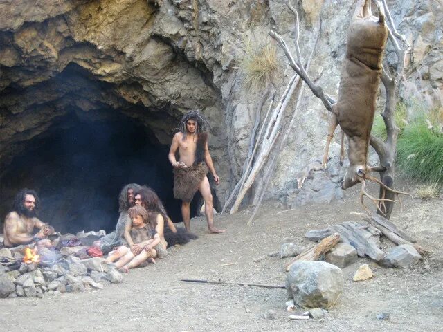 люди жили в пещерах. музей крапинских неандертальцев. неандерталец жил в пещере. неандерталец жил в пещере. пещера первобытного человека.