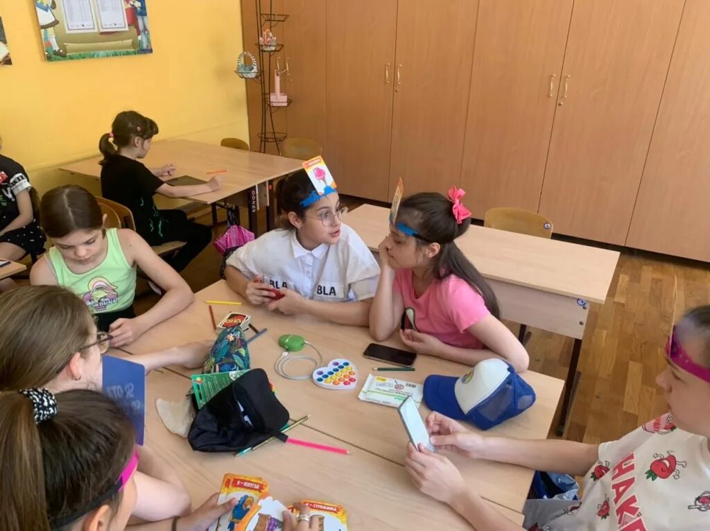 день мечты в школе. мерчи луномосик. школа будущего дети. мерч луномосик. учитель и учникив классе.