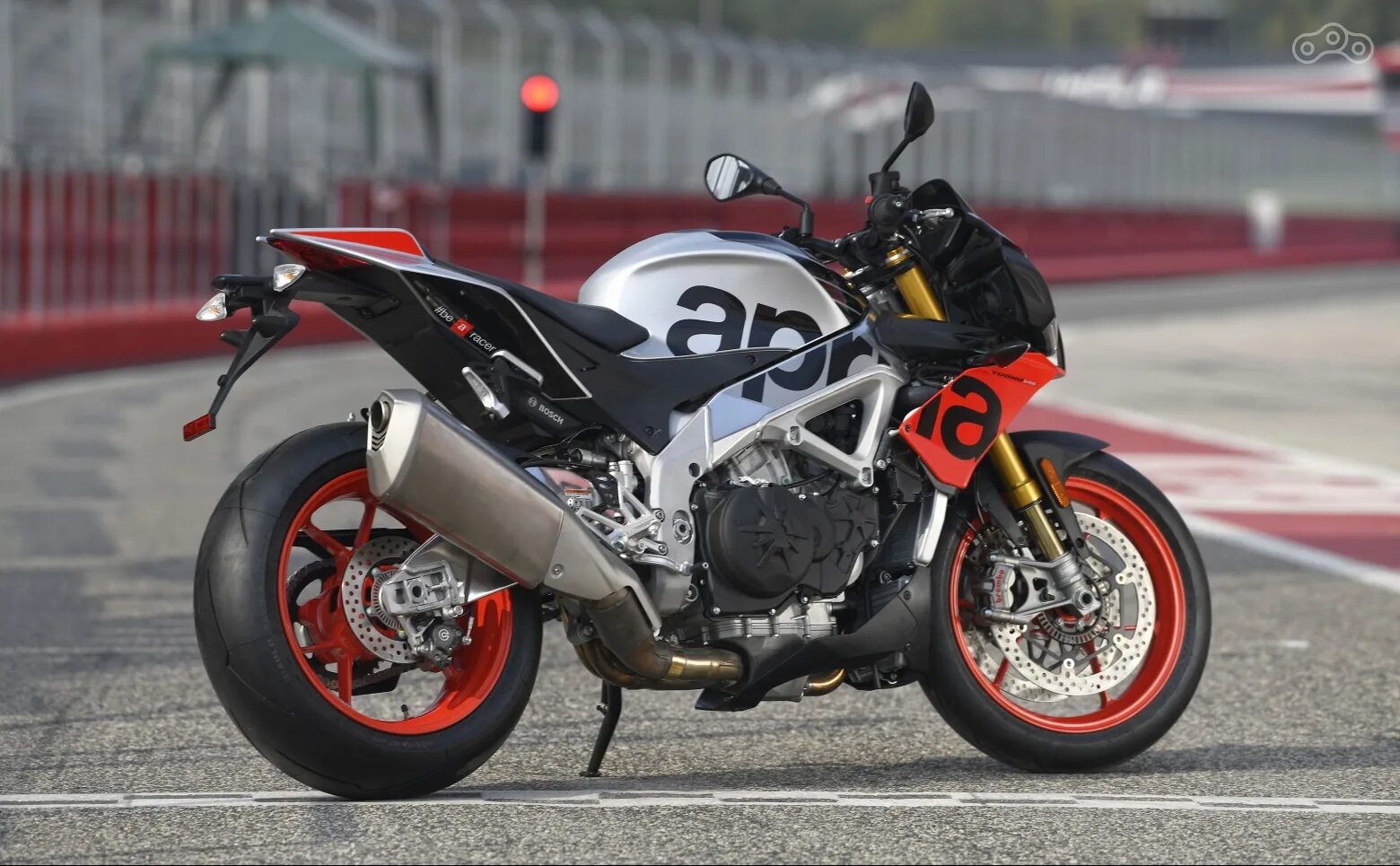 Aprilia tuono v4 factory. Aprilia tuono 1100 factory. aprilia tuono v4 factory 2025. aprilia rsv4 1100 factory.