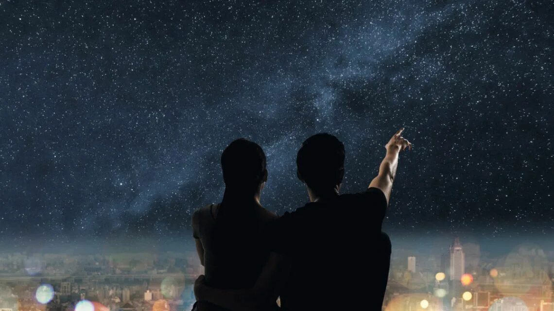 Музыка смотря на звезды. Влюбленные ночью. Пара ночью. Влюбленные под звездным небом. Двое в ночи.