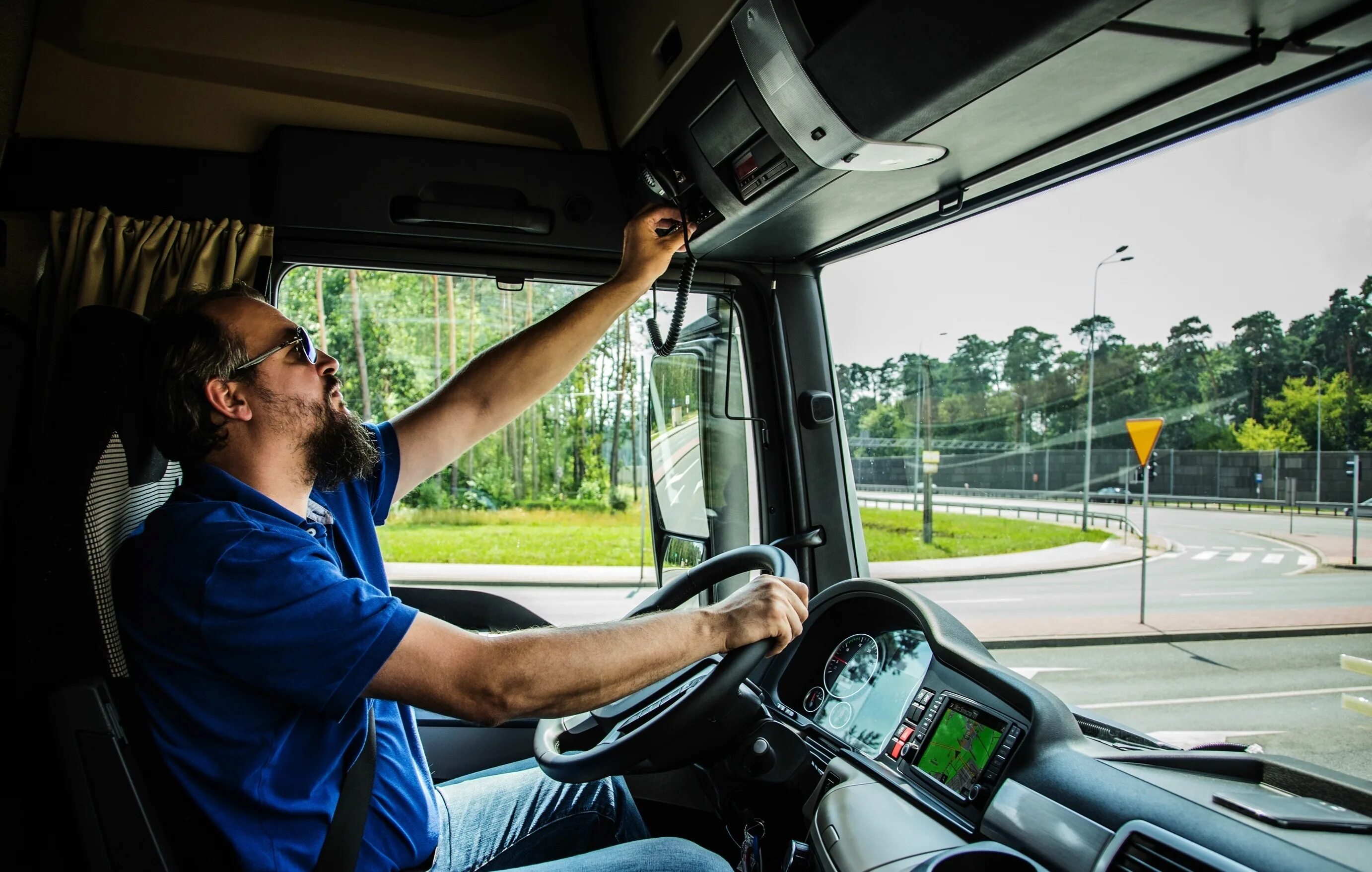 Praca kierowca. Fahrer. Sachs trans daf. Мужчина за рулем грузовика. Водитель грузовика клипарт.