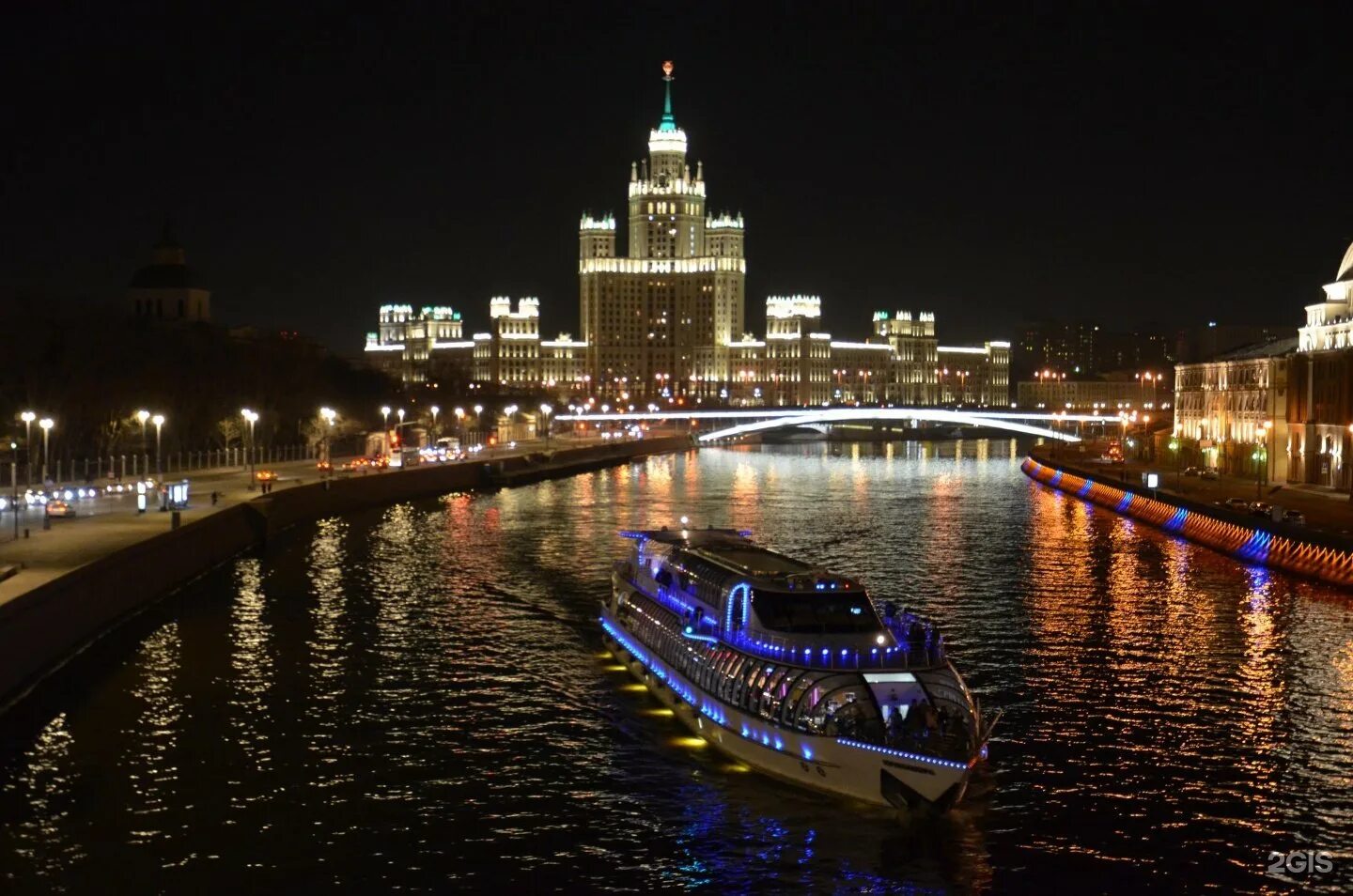 Парящий спб. Ночная Москва Зарядье. Кремлевская набережная Москва парящий мост. Вечерняя Москва река Зарядье. Набережная Москвы реки Телестудия.