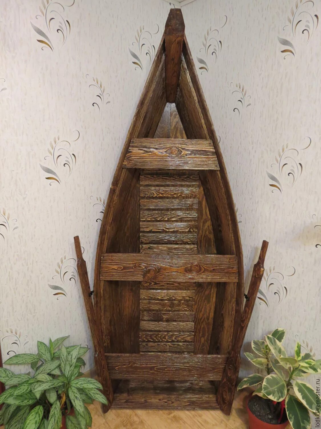 Creative unsinkable boat decor. Лодка деревянная декоративная. Деревянная лодка в декоре. Стеллаж "лодка". Декоративная лодка из дерева для сада.