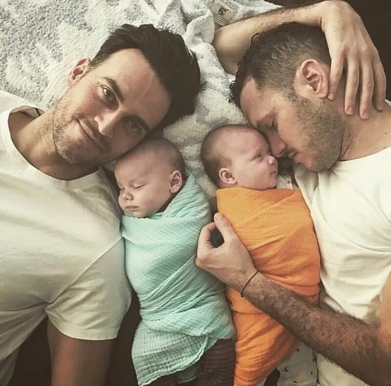 Мужчина и двое детей. Однополые пары с детьми. Нетрадиционная семья. Однополые пары с детьми. Счастливая семья.