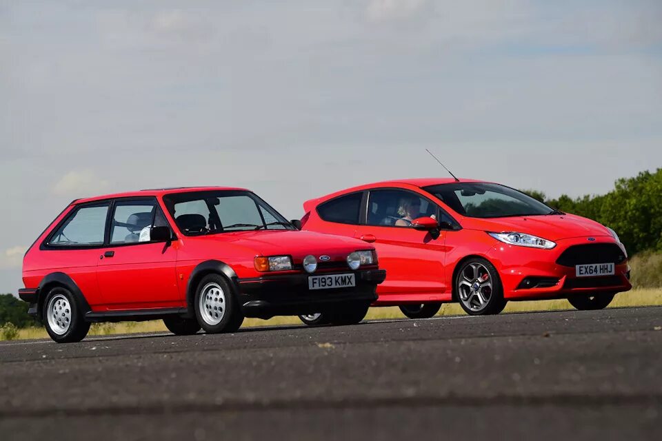 Ford Fiesta xr2 vs. Форд Фиеста драг рейсинг. Новый vs старый. Caro old vs New.