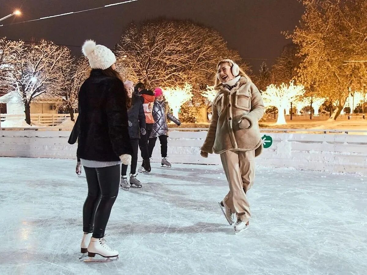 Ледовый каток. Каток парк сказка в крылатском. Каток парк баумана. Proлёд каток в саду «эрмитаж». Бесплатные хорошие катки в москве.
