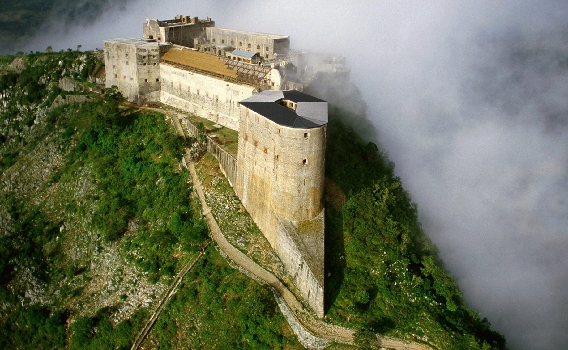Неприступная крепость это. Цитадель Лаферьер Гаити. Крепость Лаферьер Гаити. Ла-Ферьер крепость. Крепость Анри Кристофа.