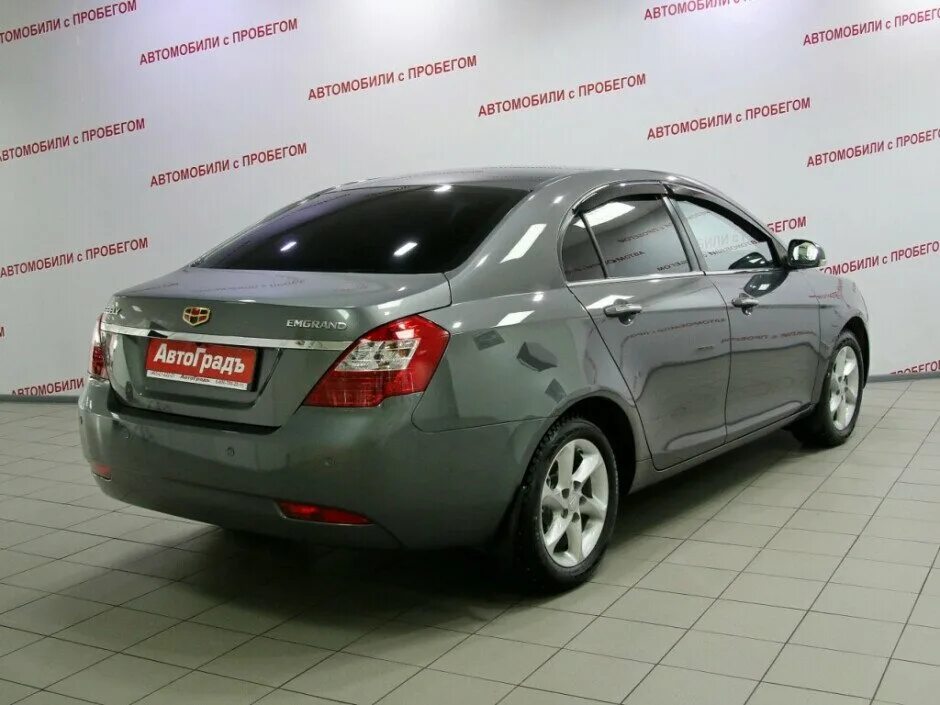 Geely Emgrand ec7 серый. Geely Emgrand ec7 1.5 производитель Страна. Джили автосалон. Джили с кузовом. Кемерово джили дилер