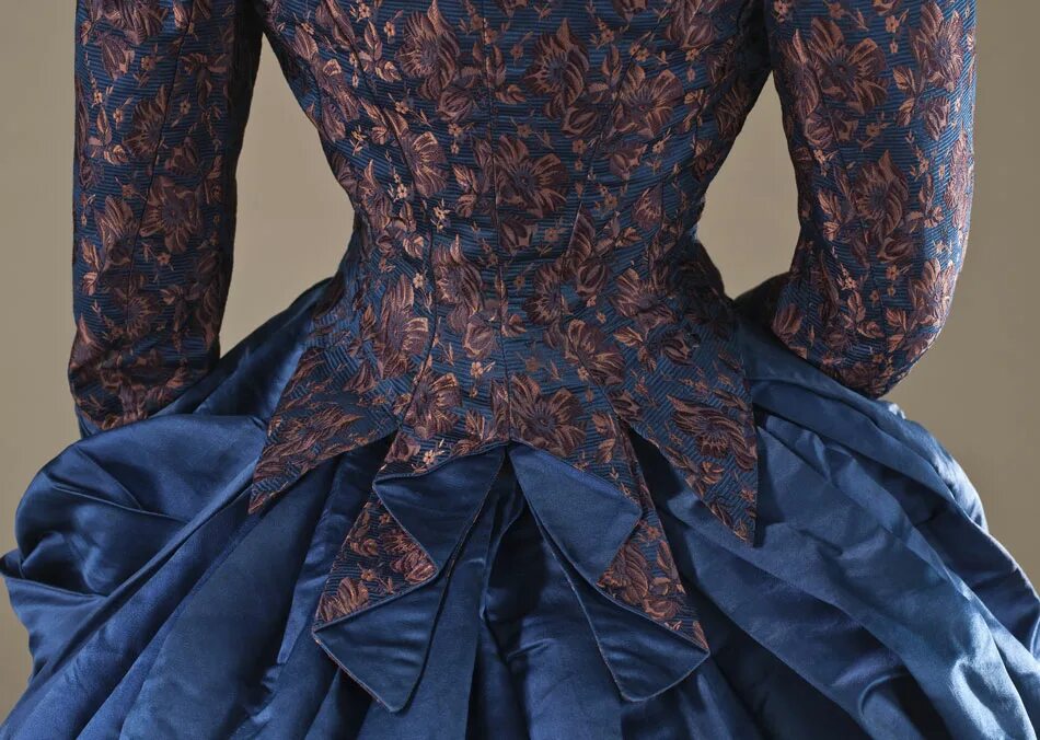 Красивое платье 18. Красивые старинные платья. Платье в викторианском стиле. Платье с корсетом. Пышные платья 18 века.