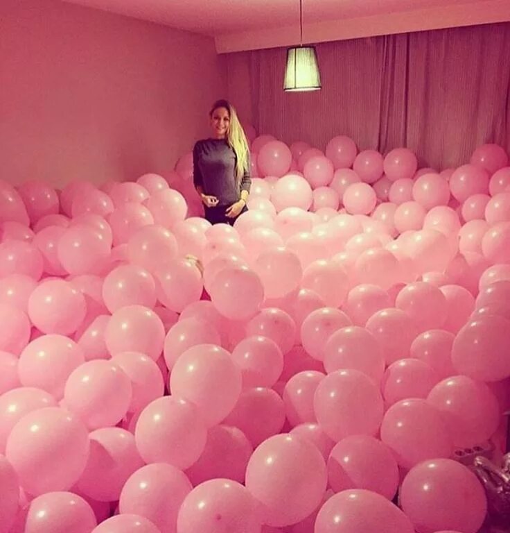 Розовый сюрприз. Украшение комнаты шарами. Воздушные шары в комнате. Комната в шарах. Розовые шары.