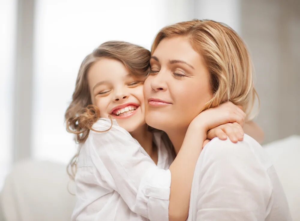 Mom and child. Счастливая мама с ребенком. Объятия мамы и ребенка. Мама и ребенок обнимаются. Счастливая мама с дочкой.