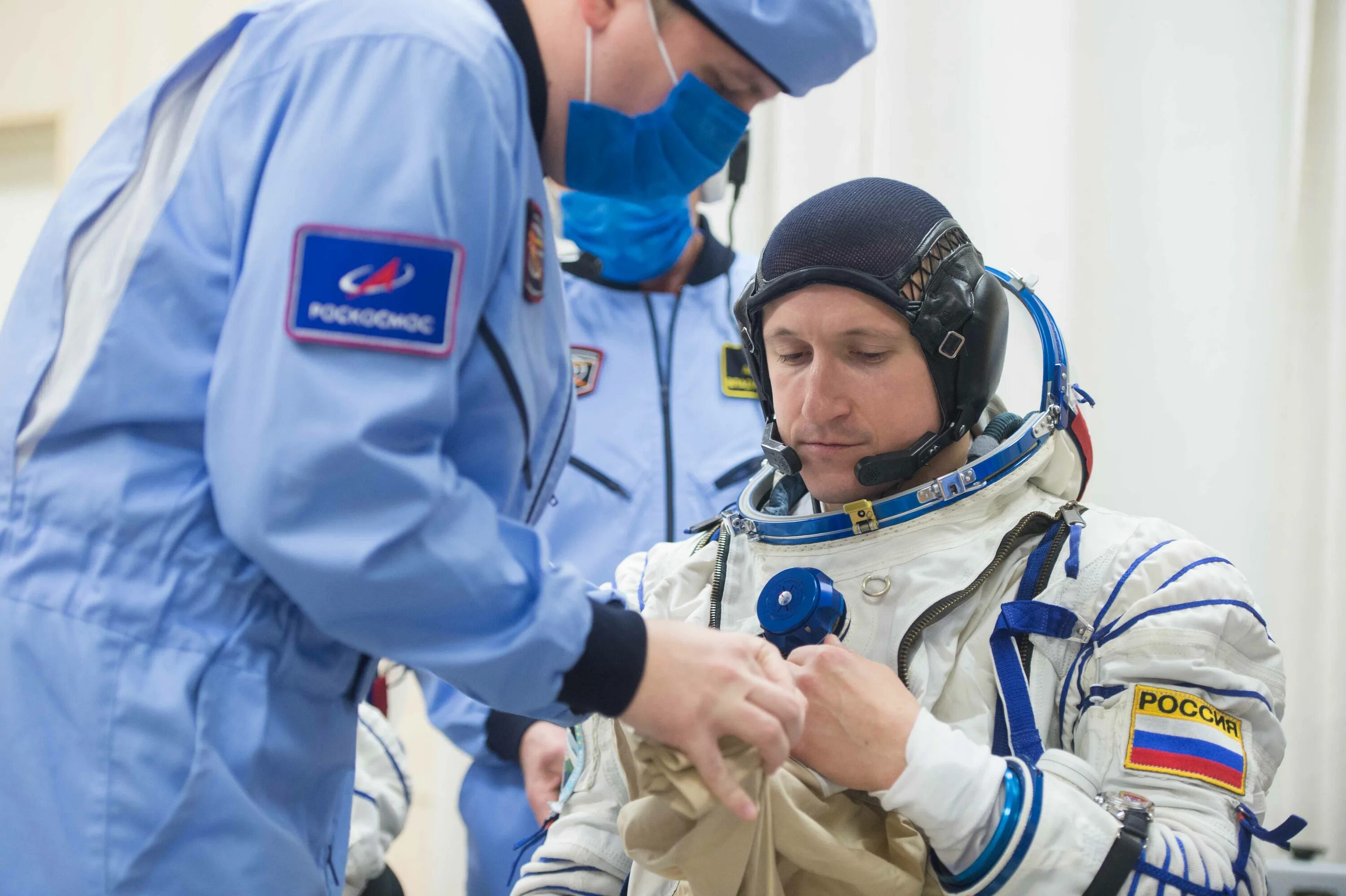 космическая станция мкс с космонавтами. мкс космическая станция и союз. люди мкс 2. экипаж spacex на мкс. астронавты кристина кох и джессика меир.