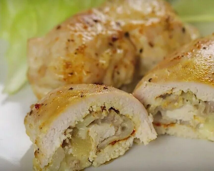 Рулеты из куриного филе с сыром. Рулетики с ананасом. рулет с курицей. куриный рулет с ананасом. рулетики с ананасом и сыром.