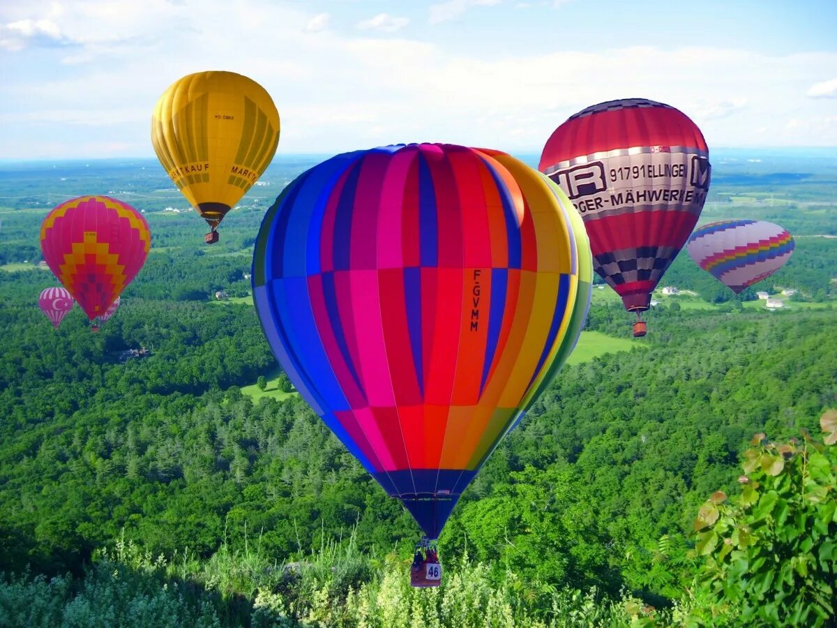 Balloon fly. Воздушный шар. Воздушный шар с корзиной. Большой воздушный шар. Красивый воздушный шар с корзиной.