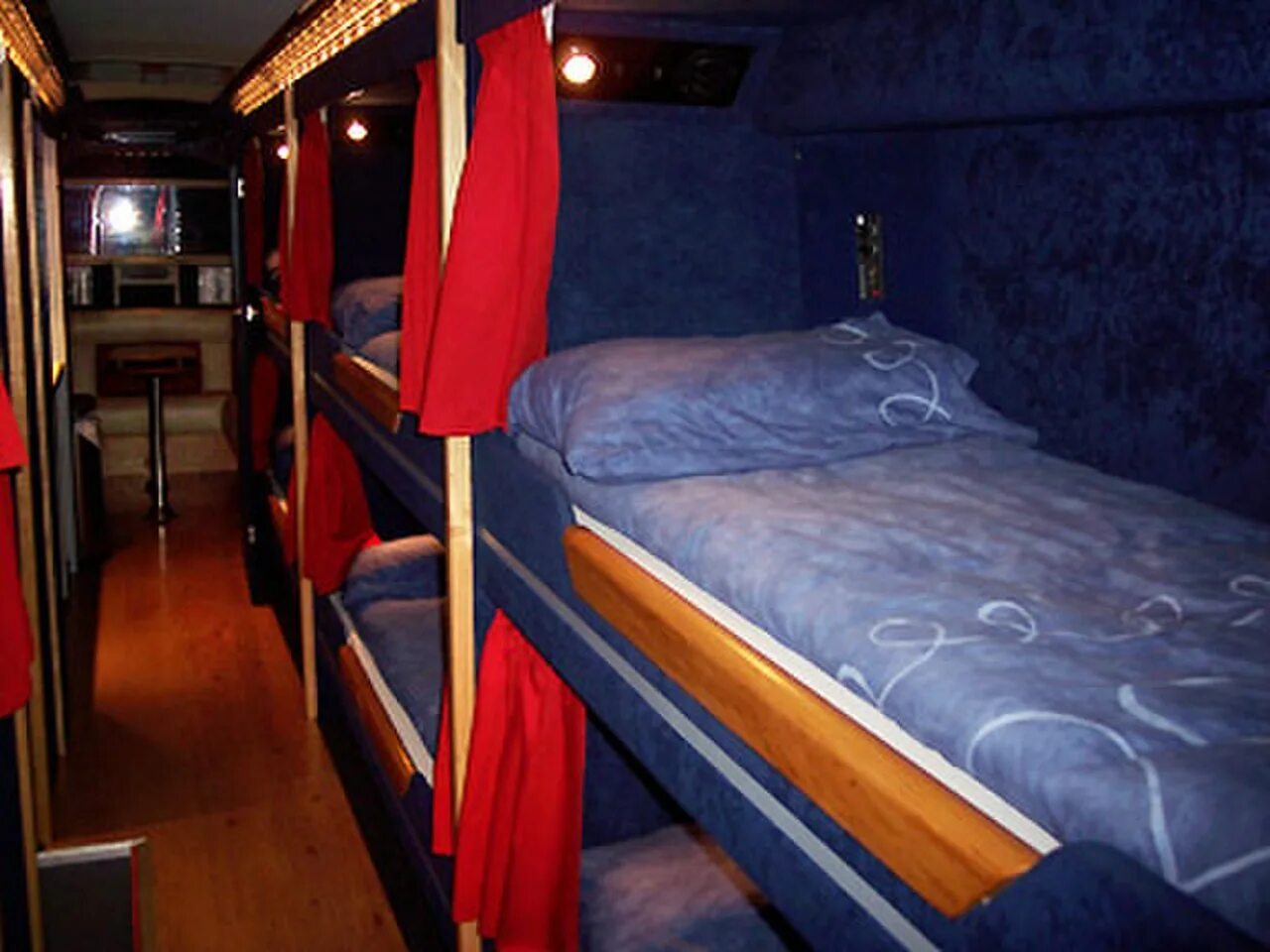 Спальный автобус. Автобус со спальными местами. Двухэтажный спальный автобус. Двухэтажный автобус со спальными местами.