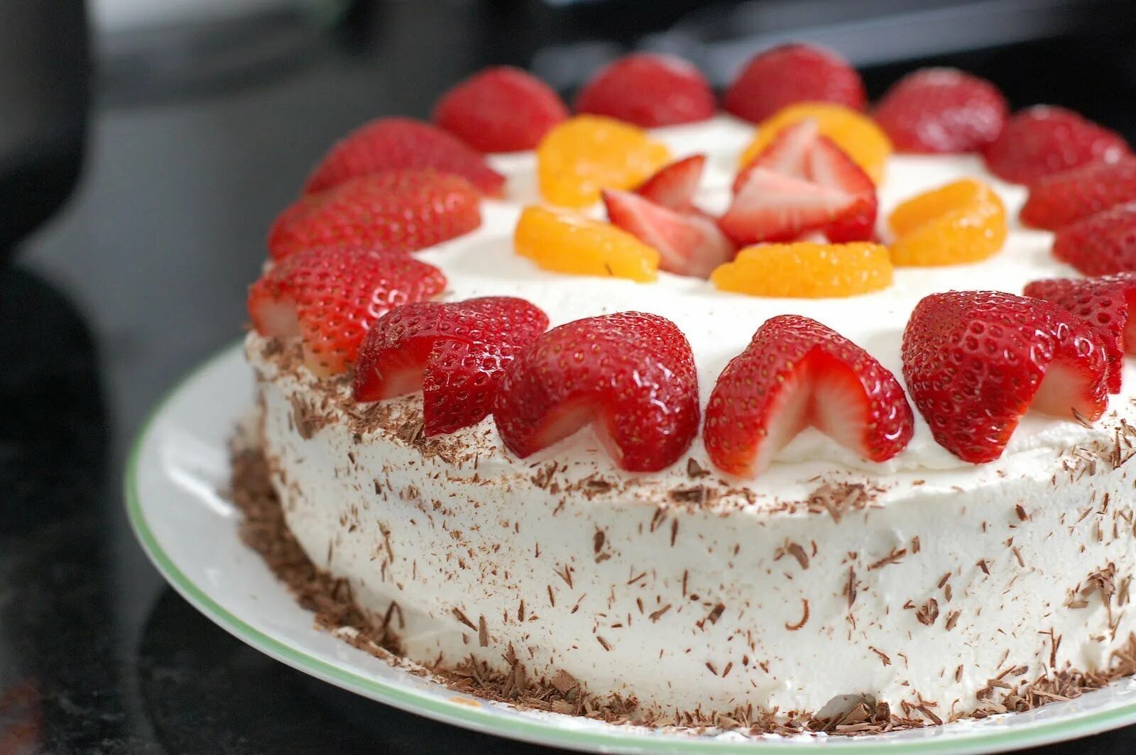 Бисквитный торт с клубникой. Фруктовый торт с бисквитом и фруктами. Творожный крем для торта. Творожно фруктовый торт.