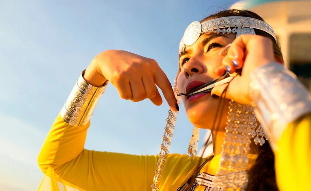 Юлияна кривошапкина. Песня якутка. Кырыымпа это музыкальный инструмент. Хомусист юлияна кривошапкина. Варган девушка.