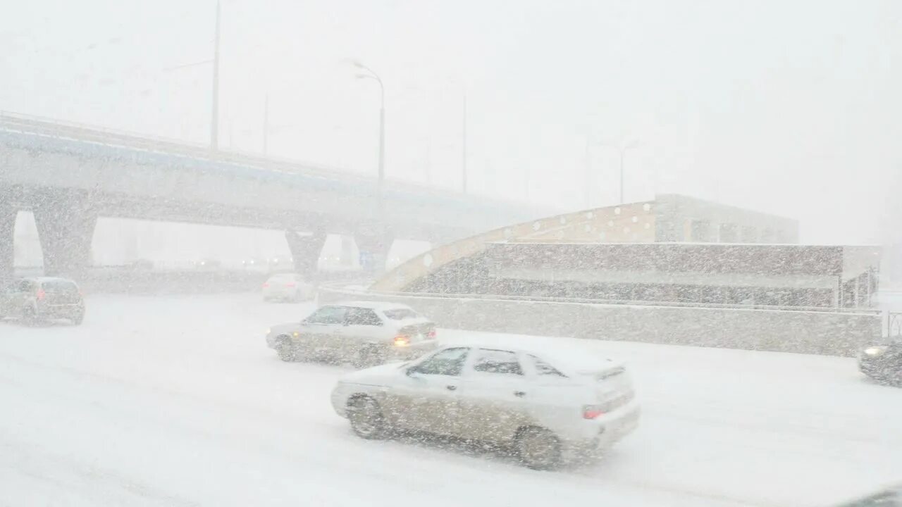 Дороги машины казань зима. Пурга в казани. Метель в городе. Снегопад в казани. Метель в казани.