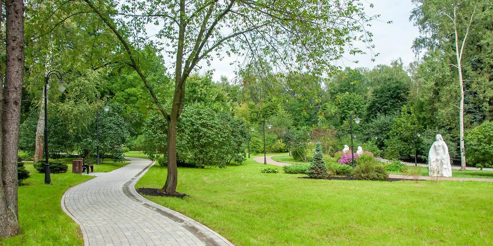 Stone sokolniki. Парк сирени в Сокольниках. Парк Сокольники сад. Сиреневый бульвар парк сирени. Сиреневый сад в парке Сокольники.