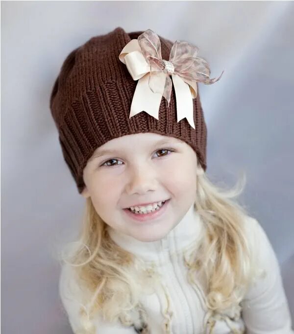 Шапка трикотажная для девочек. Детские шапки для девочек. Костюм конфетки для девочки на новый год в садик своими руками. Шапочка своими руками для девочки. Украшение на шапочку для девочки.