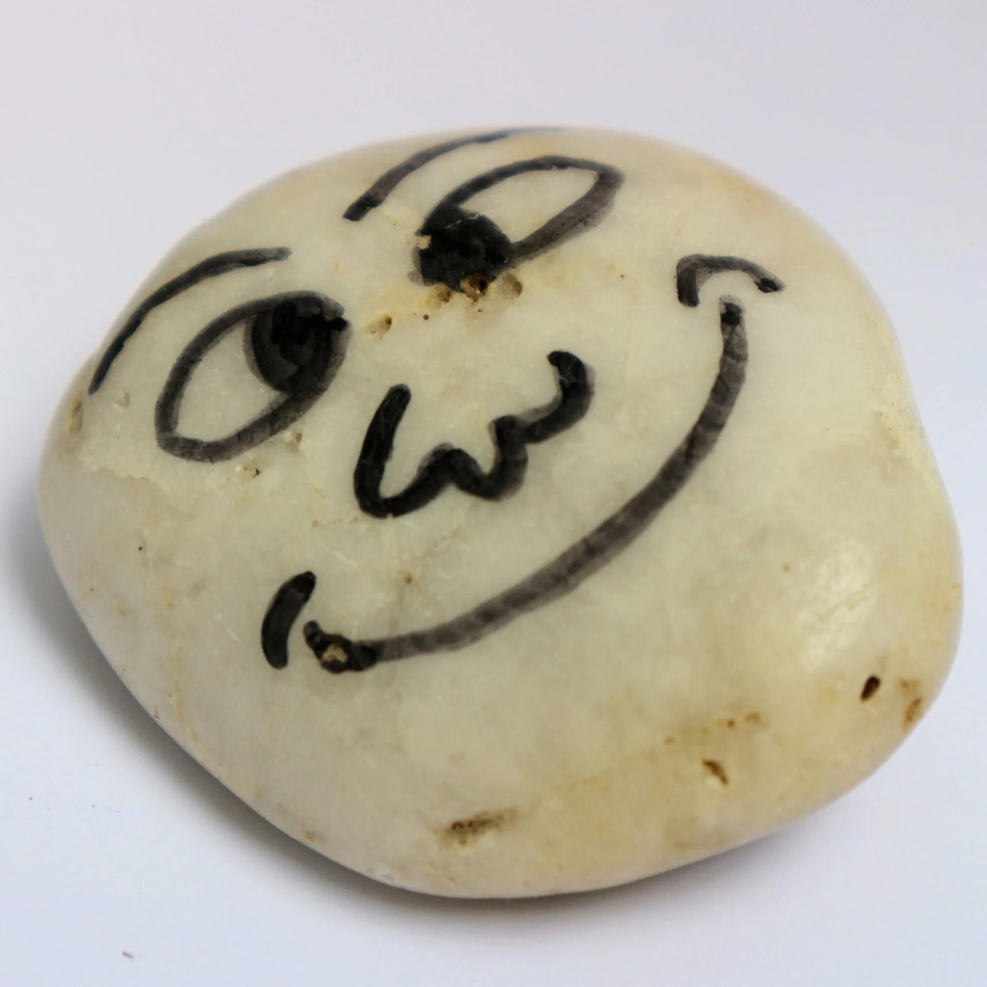 Смайлик камень лицо. Камень улыбается. Смешной камень. Веселый камень. Милый камень.