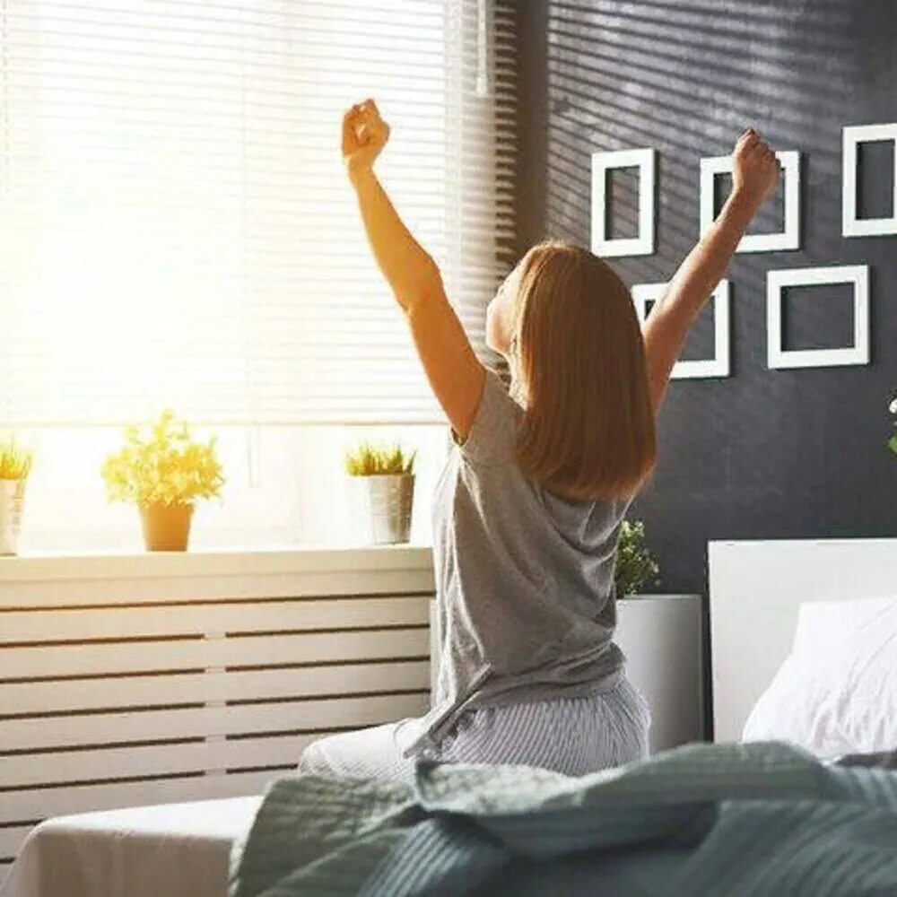 проснулся вечером. девушка проснулась. просыпаться. утром в кровати. тяжело вставать утром.